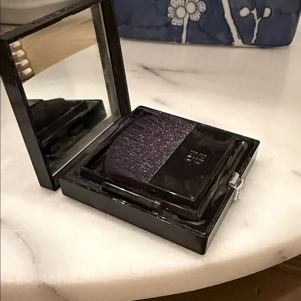 GivenchyPowder Prisme Libre Blurring & Color-Correcting Matte Pressed